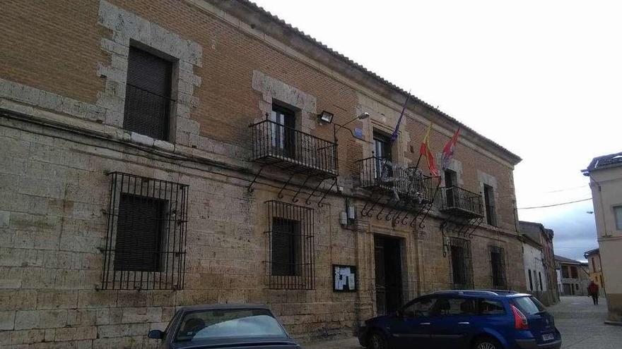 Fachada principal del Ayuntamiento de Morales de Toro en el que se celebró el pleno.