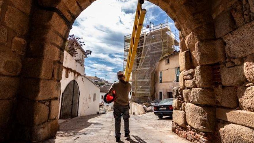 Un trabajador durante la ejecución de las obras de la primera fase de la restauración de la muralla.