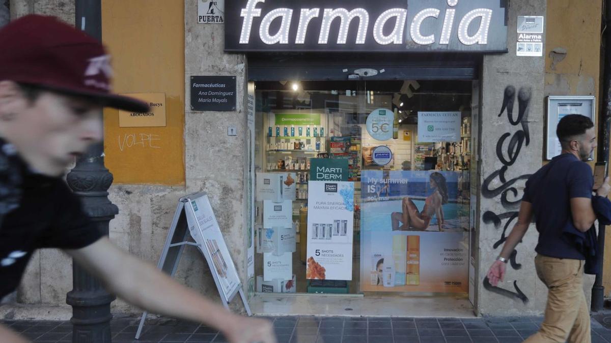 Farmacia de la plaza Tetuán, en València, dotada de puertas automatizadas. | JMLÓPEZ