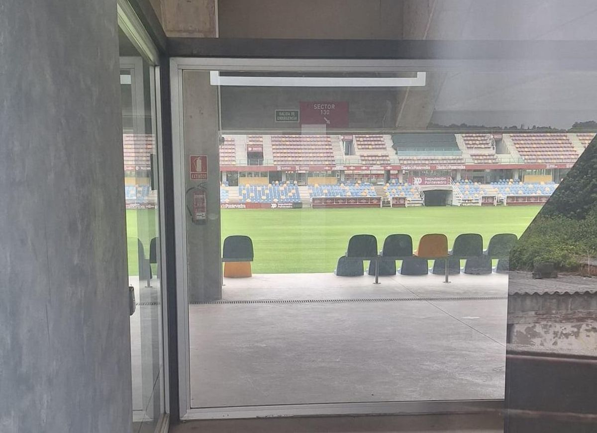 El interior del estadio se puede ver parcialmente desde fuera.