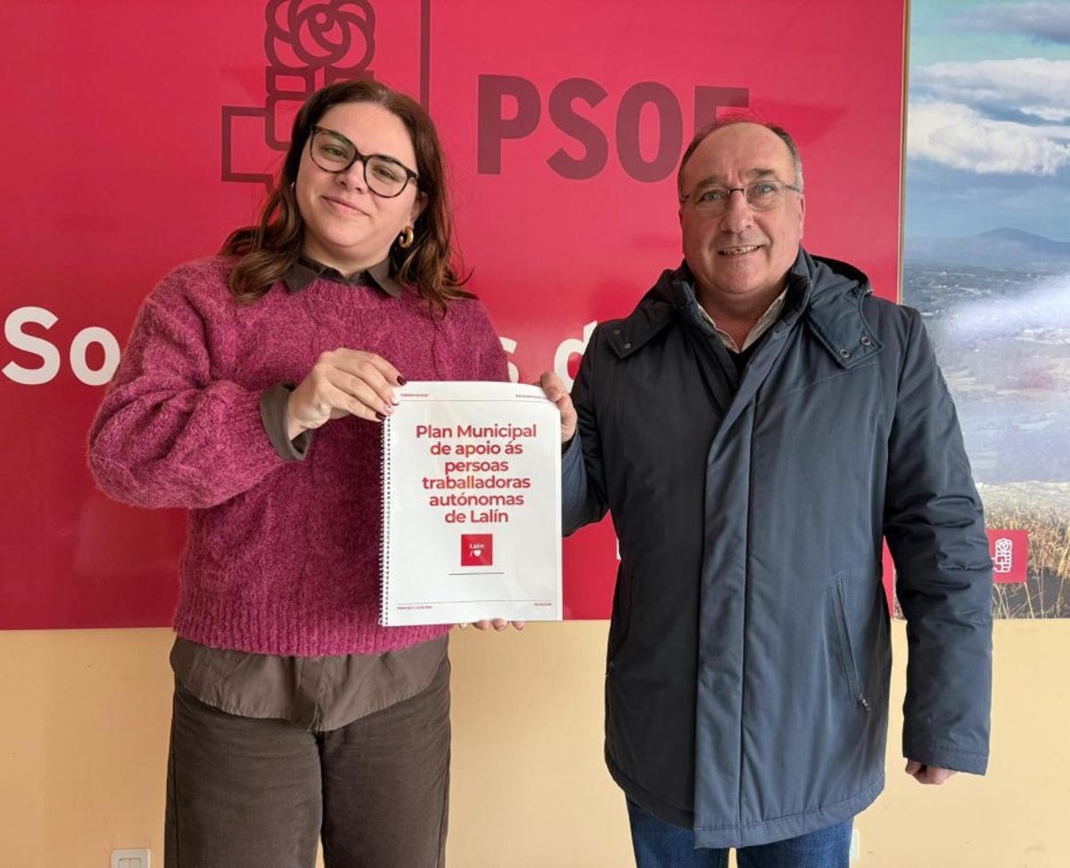 Eva Castro y Mario López muestran el documento del plan.