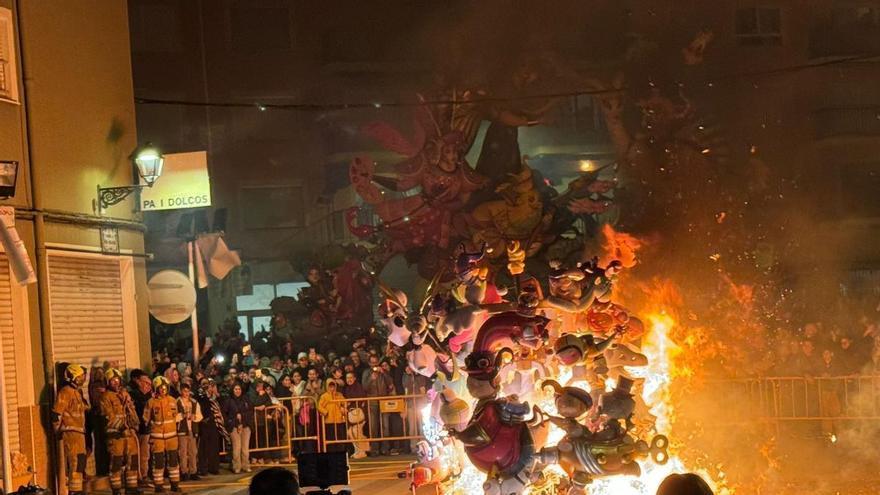 Así ha sido la "cremà" de la falla infantil de Baix la Mar en Dénia (vídeo)