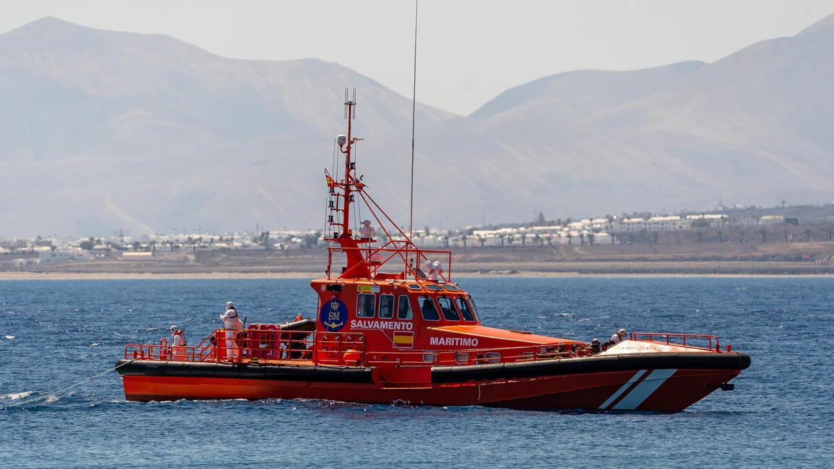 Archivo - Un barco de Salvamento Marítimo, a su llegada al Muelle de La Cebolla con la patera de 34 migrantes, a 1 de septiembre de 2021, en Lanzarote, Islas Canarias (España). La patera con los migrantes fue avistada al norte de Arrecife y una embarcació