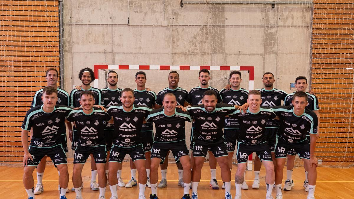 Los jugadores del Illes Balears Palma Futsal posan en el pabellón Toni Pizà.