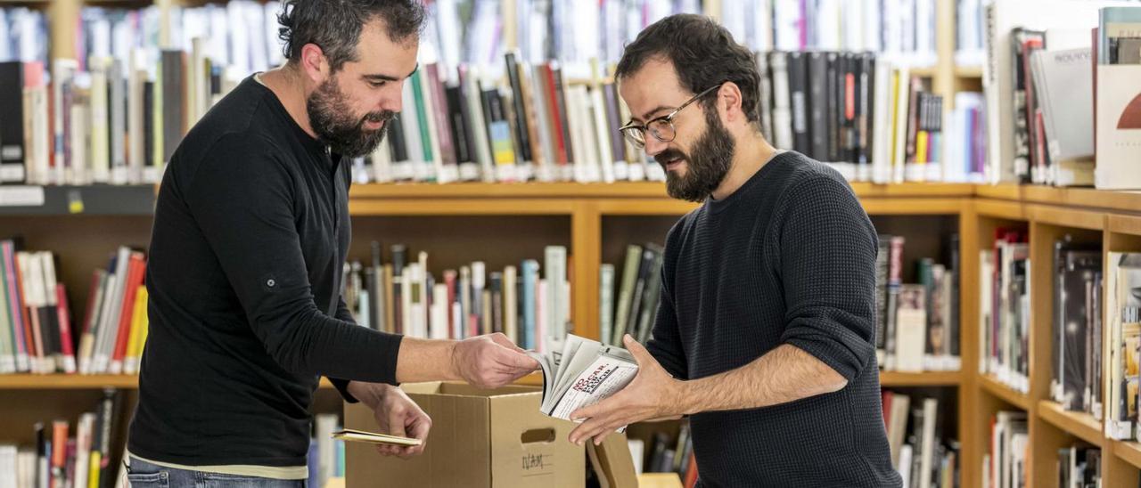 Los miembros de Letra Salvaje
preparan el primer taller de 
 «Lectura mutante».  ivam