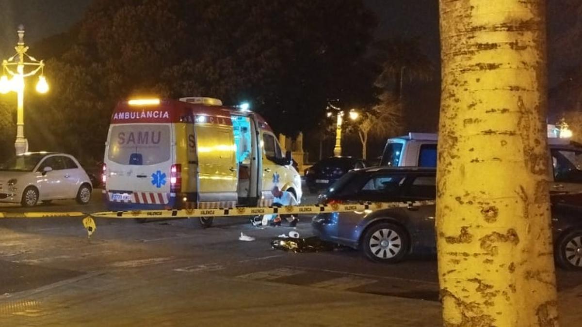 El cadáver del adolescente tendido en la calzada tras los intentos de reanimación del SAMU.