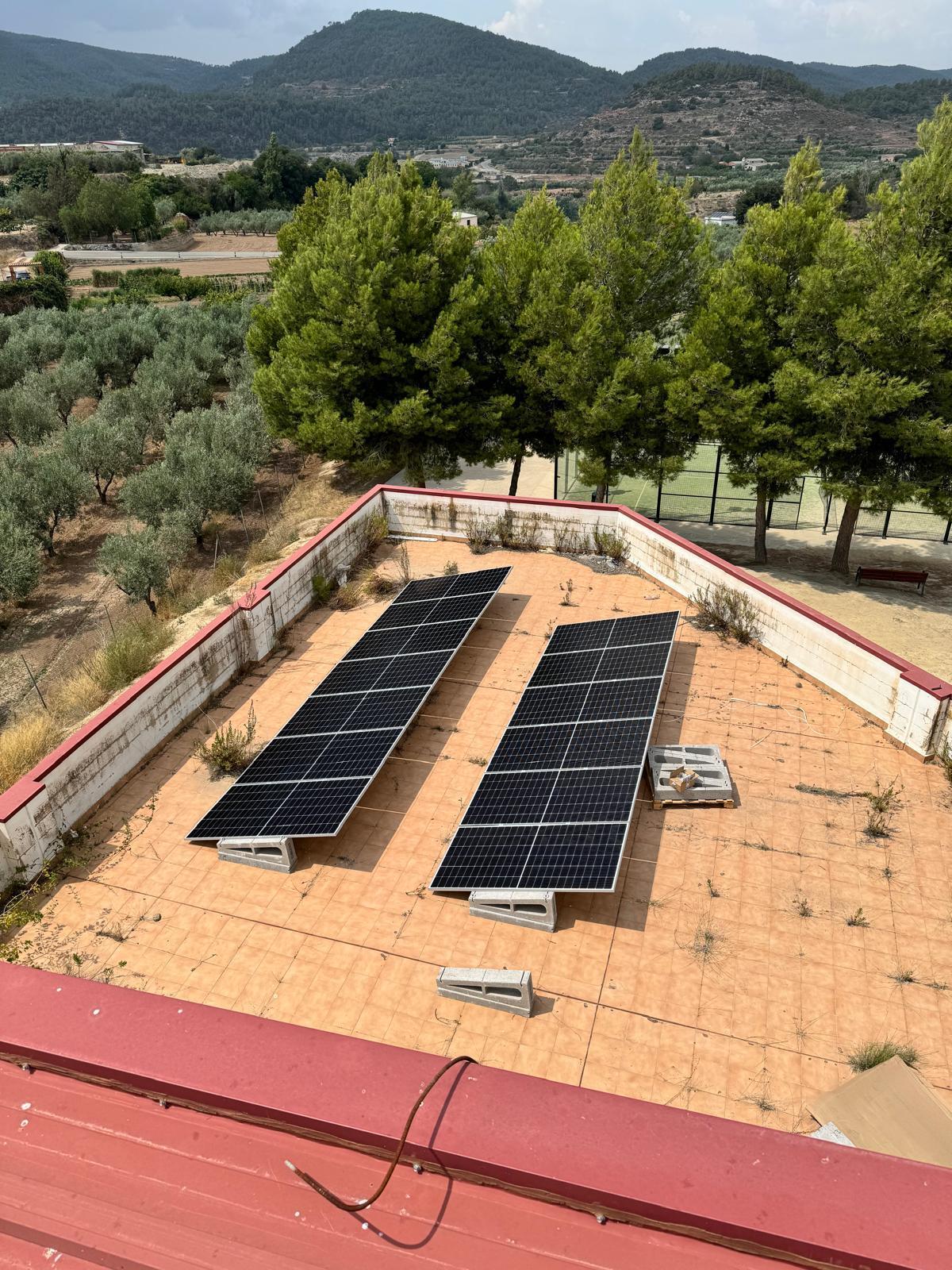 Instalación placas solares sobre el polideportivo de Tuéjar