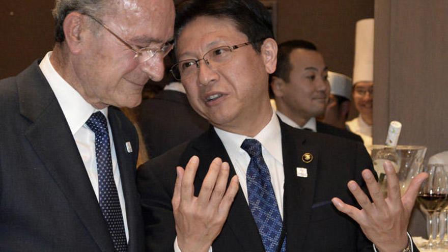 Francisco de la Torre (i), conversa con el alcalde de Shizuoka, Nobuhiro Tanabe, durante la XVIII edición del Foro España-Japón que se celebra en la localidad nipona de Shizuoka.