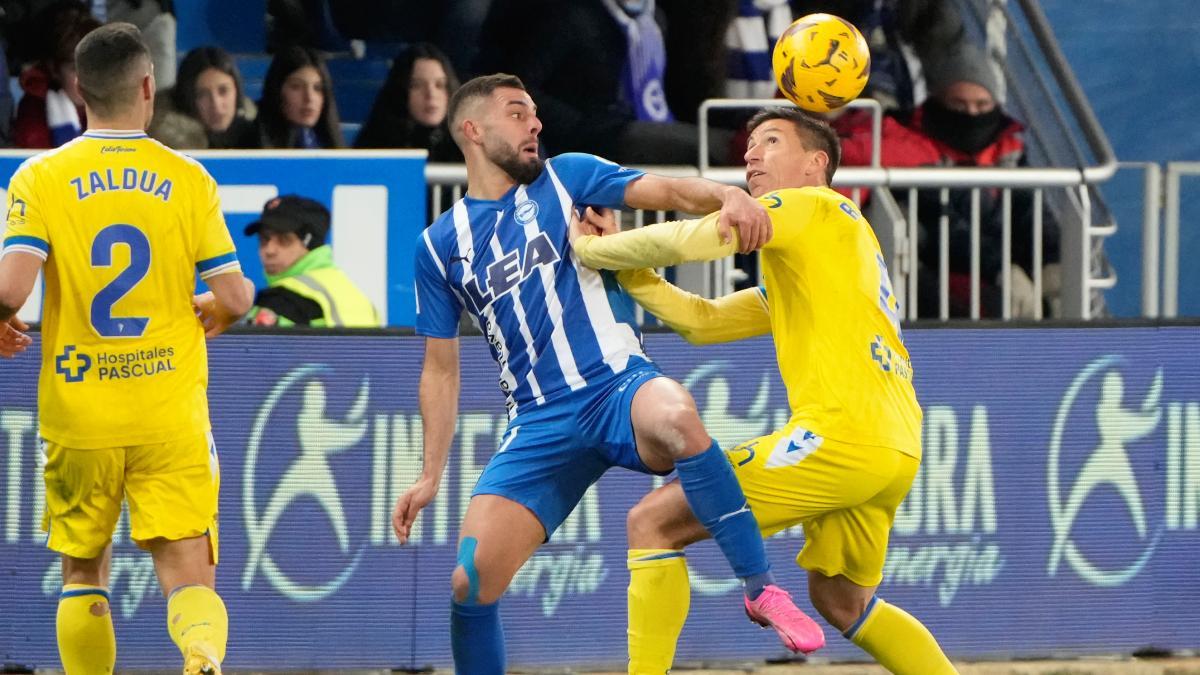 El Alavés deja tocado al Cádiz