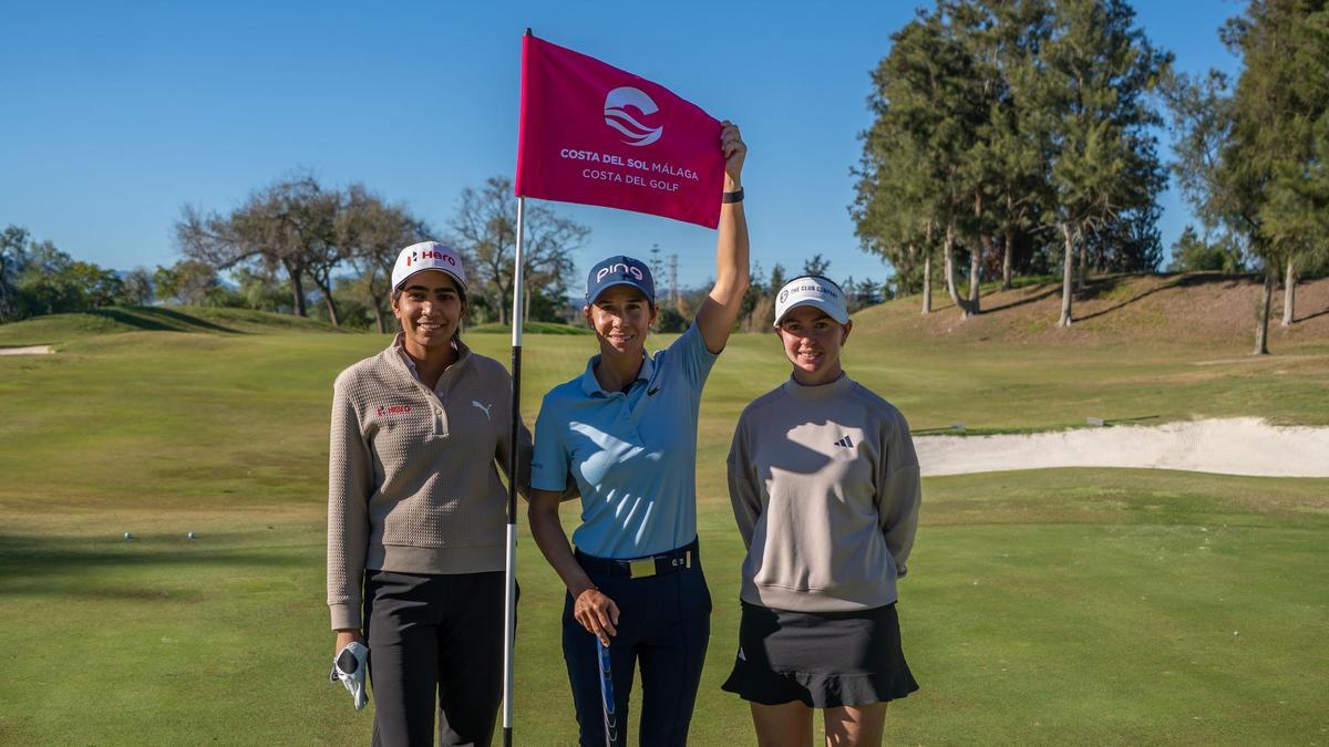 Azahara Muñoz, con dos compañeras de juego en Guadalhorce