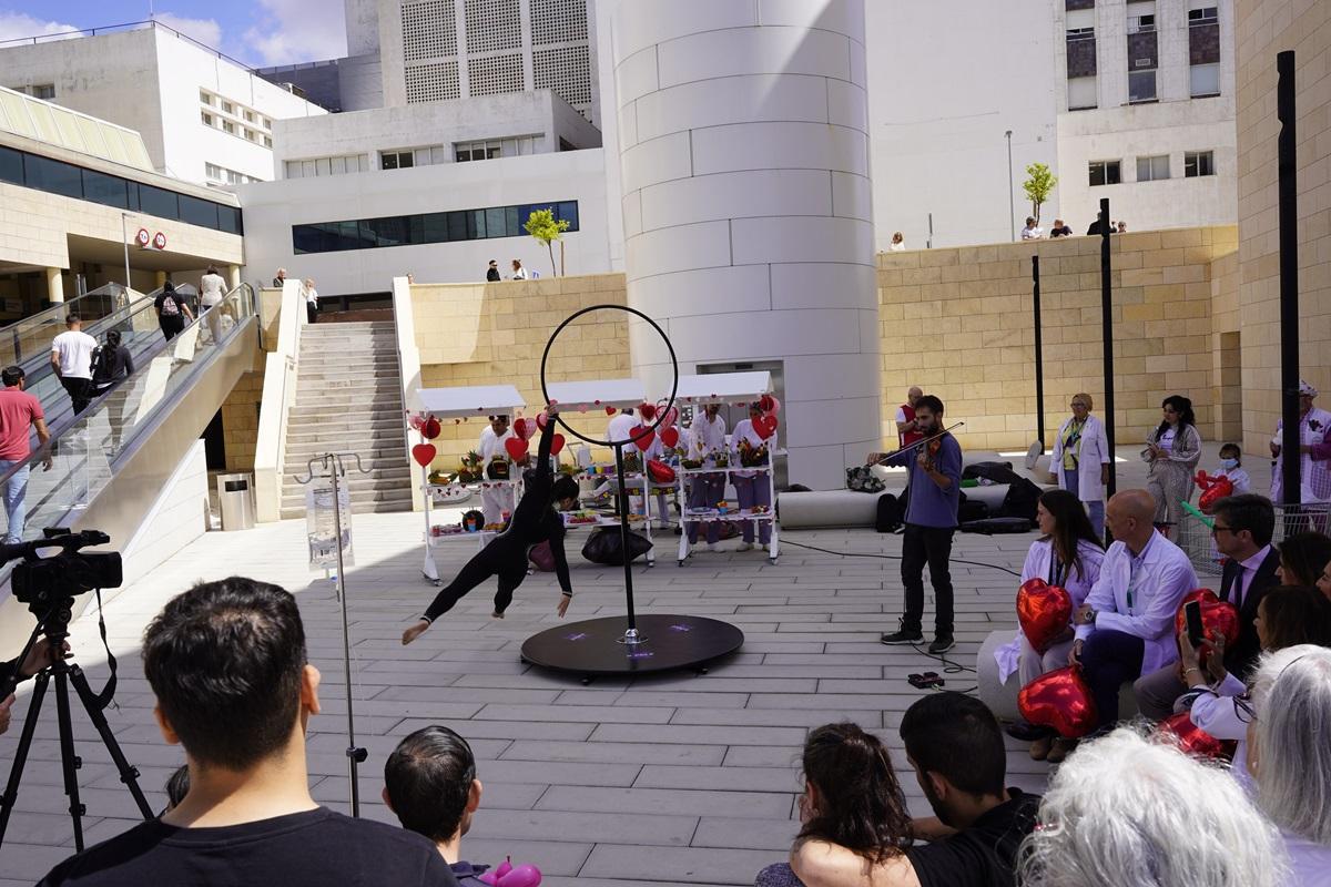 El Día del Niño Hospitalizado ha contado con música y acrobacias gracias a la colaboración del circo H.A.M.E.S.