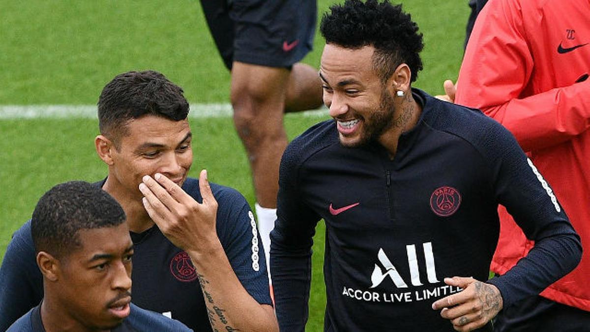 Neymar entrena sonriente con el PSG