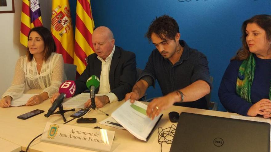 Aída Alcaraz, Josep Tur, Pablo Valdés y Cristina Ribas, esta mañana en la sede del Ayuntamiento de Sant Antoni.