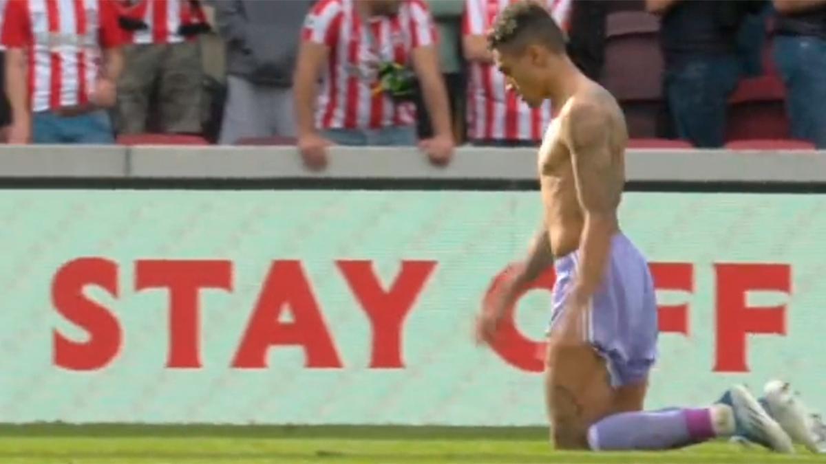 Raphinha recorrió el campo caminando de rodillas tras conseguir la permanencia con el Leeds