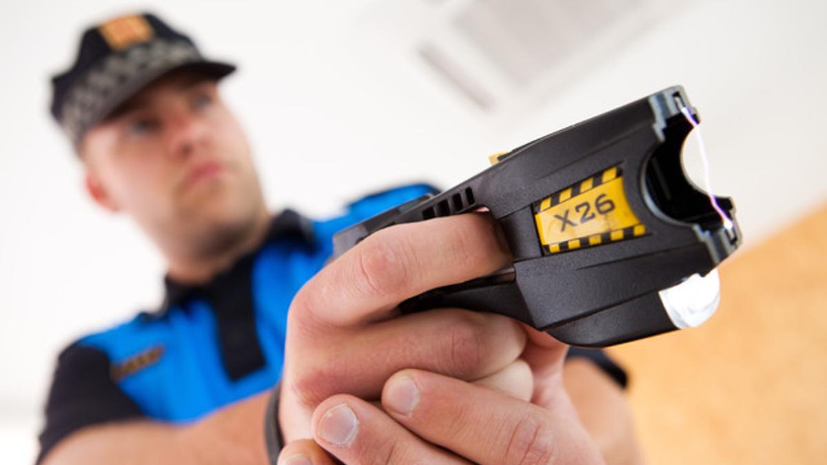 Un agente de la Policía Local de Sant Andreu de Llavaneras muestra una pistola eléctrica.