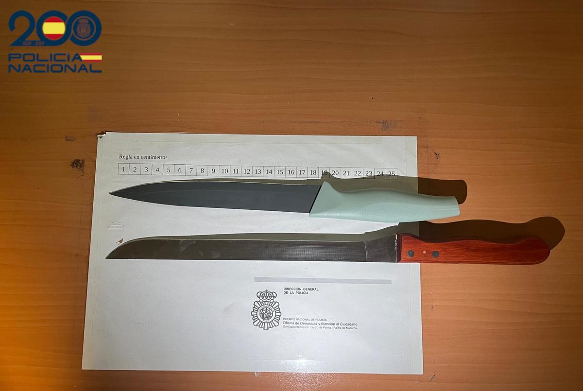 Los dos cuchillos intervenidos por la Policía a los sospechosos.