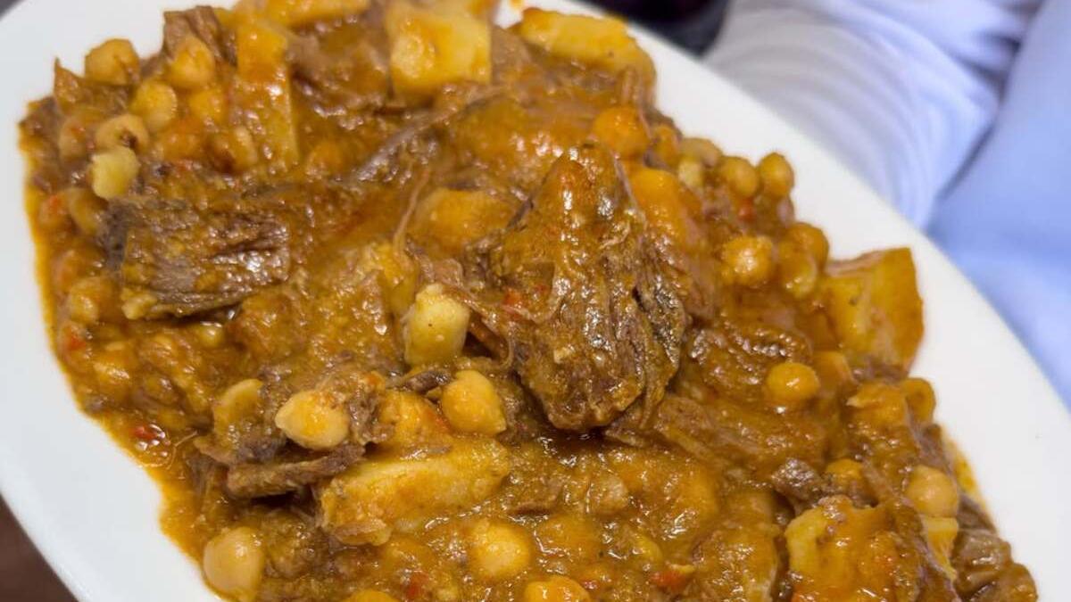El guachinche ofrece platos característicos de la cocina canaria tradicional