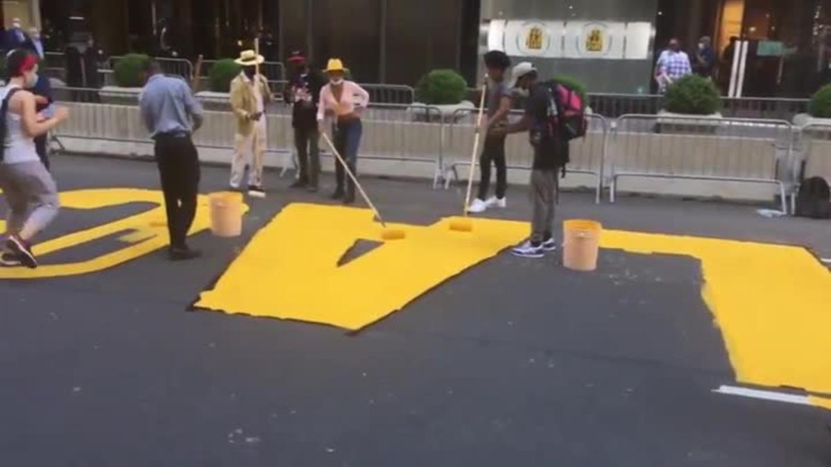 Nueva York pinta un gran mural con el lema 'Black Lives Matter' frente a la Torre Trump