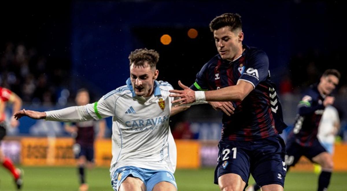 Marcos Cuenca pugna por un balón con Moreno, jugador del Eibar.