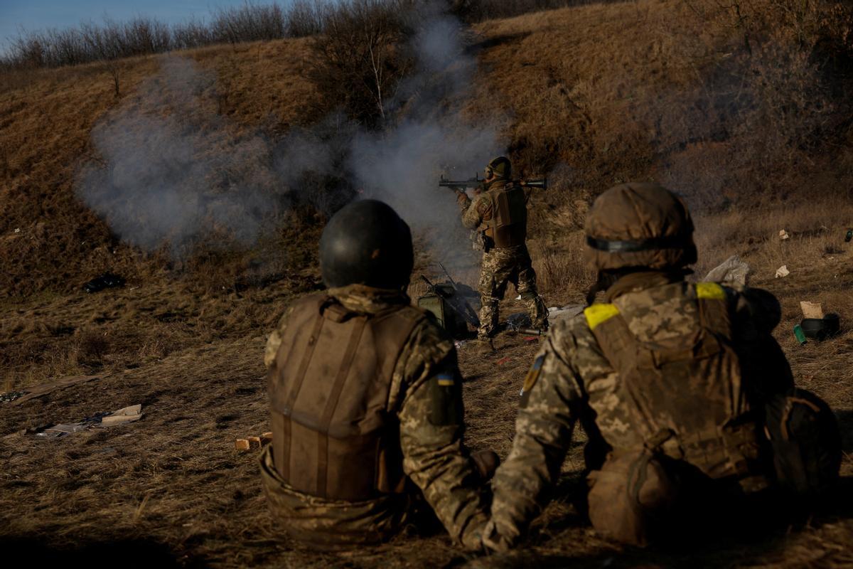 Soldados del batallón internacional Carpathian Sich realizan maniobras cerca de la línea del frente, cerca de Kreminna en Ucrania