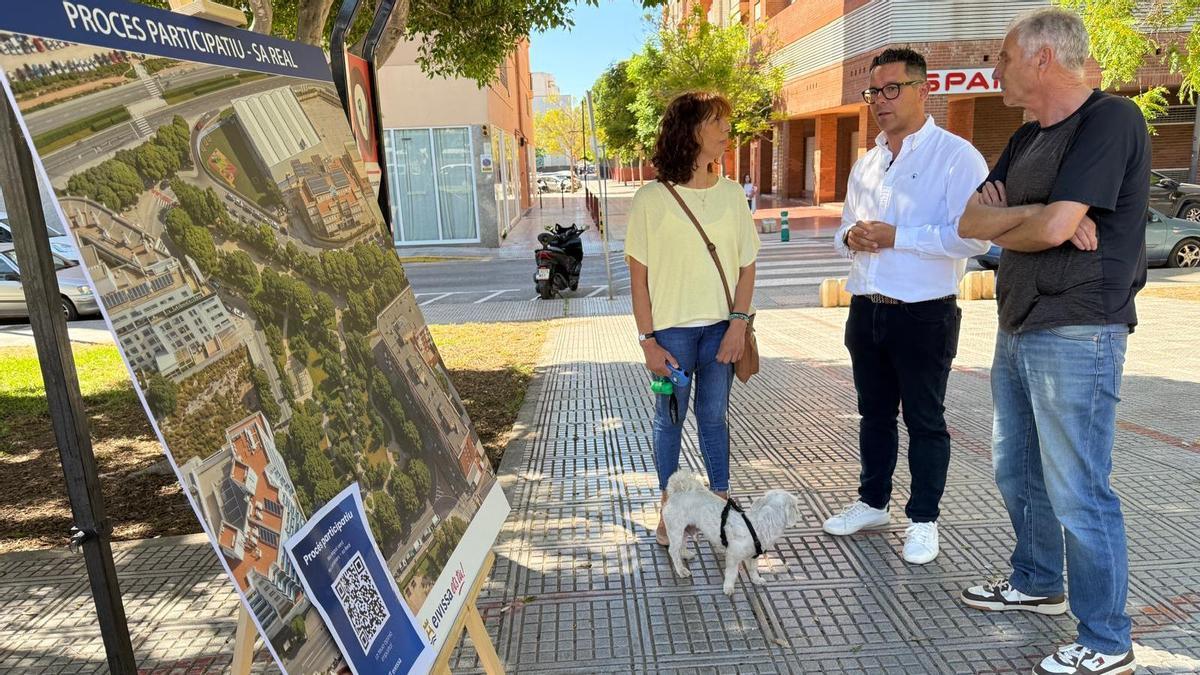 El alcalde explica la nueva propuesta del Ayuntamiento a unos vecinos de sa Real.