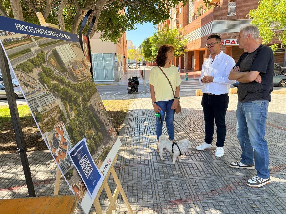 El alcalde explica la nueva propuesta del Ayuntamiento a unos vecinos de sa Real.