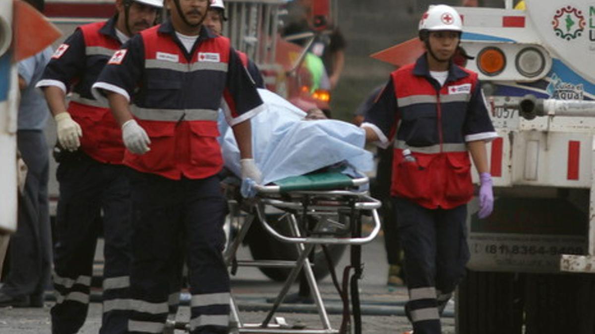 Los bomberos trasladan un cadáver, tras el ataque al casino, el pasado 25 de agosto.