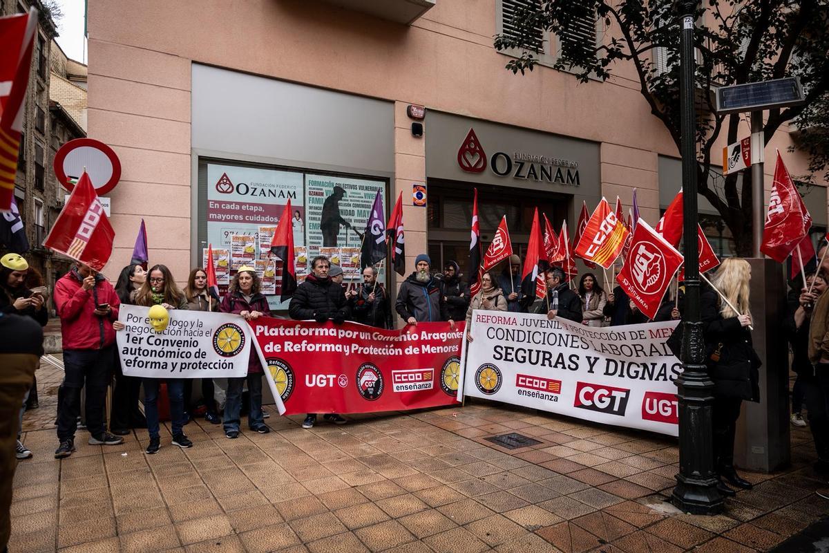 Concentración de trabajadores en las puertas de Ozanam, este lunes en Zaragoza.