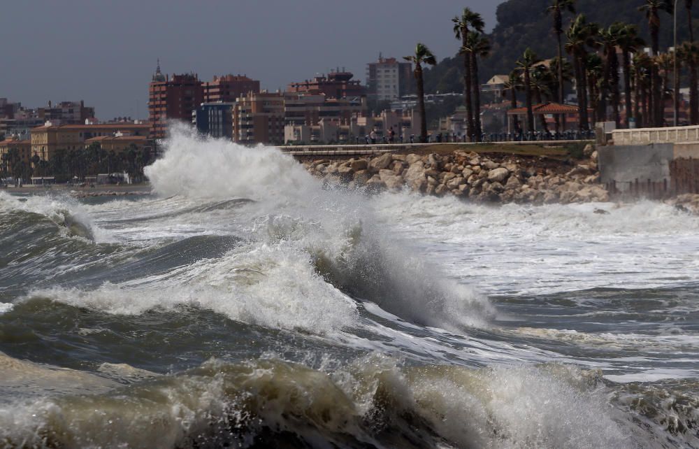 Temporal de viento y olas en las playas de Málaga