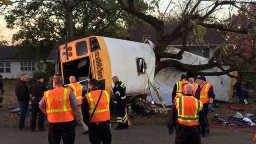 Mueren cinco niños tras colisionar su autobús escolar contra un árbol en EEUU