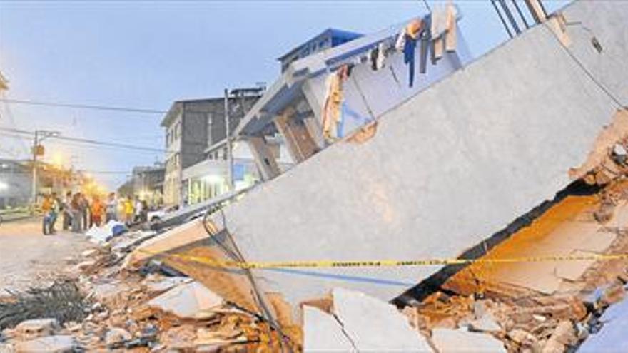 El terremoto de Ecuador deja al menos 235 muertos y 1.557 heridos