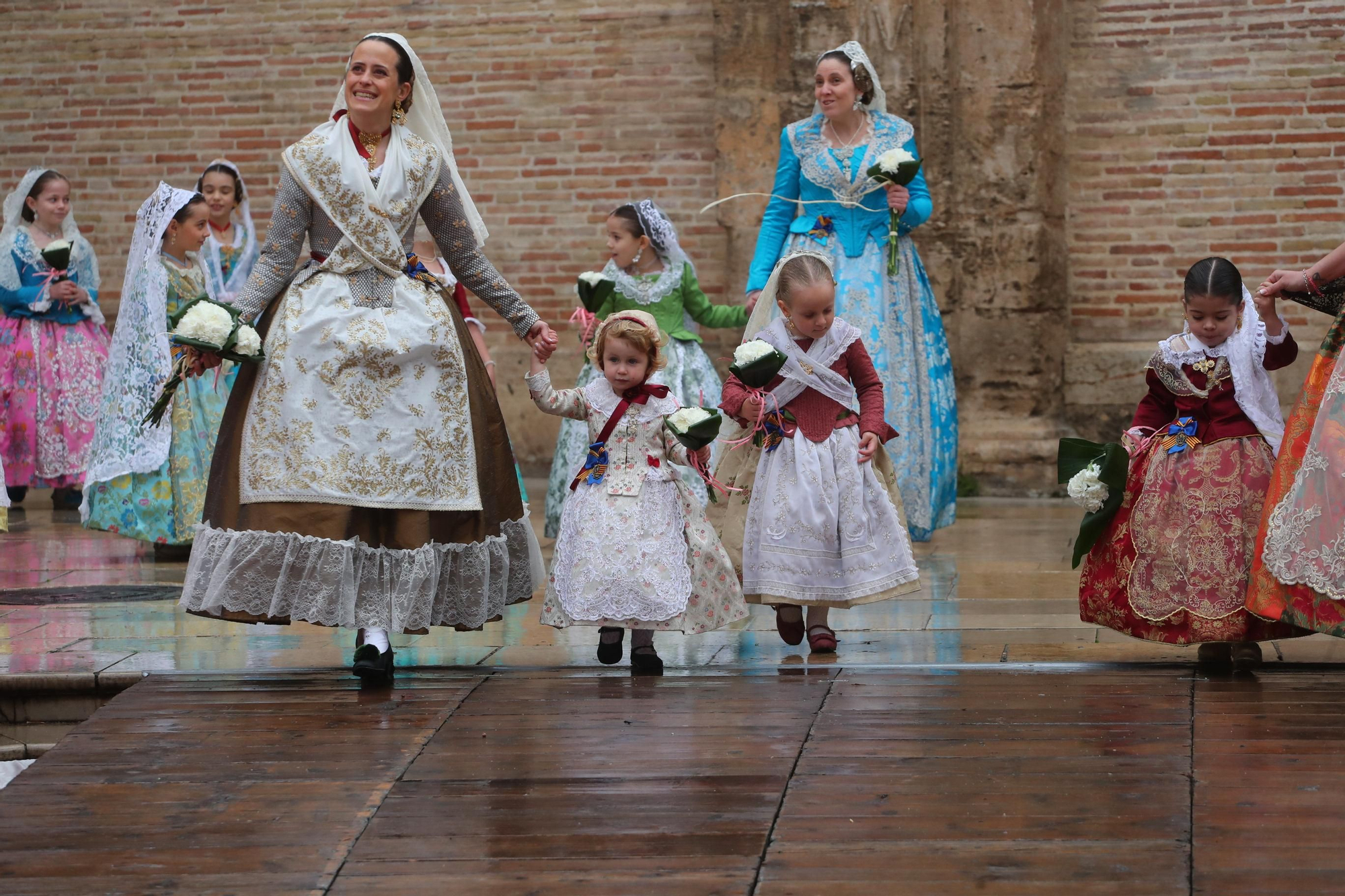 Búscate en el primer día de ofrenda por la calle de la Paz (entre las 15:30 a las 17:00 horas)