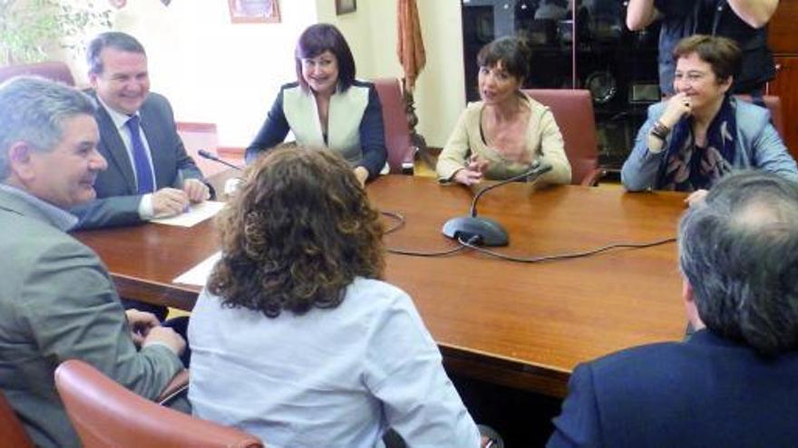 Miembros de la directiva de la asociación, durante el encuentro con Caballero y el edil Santos Héctor.