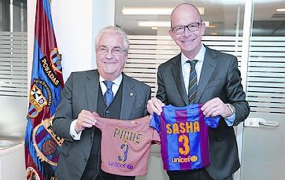 Bernabéu i Jordi Cardoner amb la samarreta de Sasha, i el carnet del nen. Bernabéu i Jordi Cardoner amb la samarreta de Sasha, i el carnet del nen.
