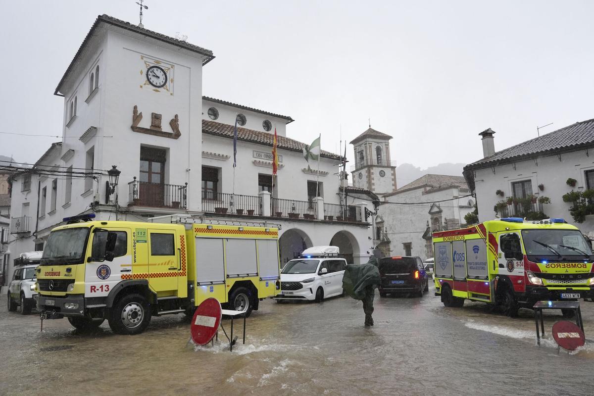 Los Servicios de Emergencia trabajan en Grazalema