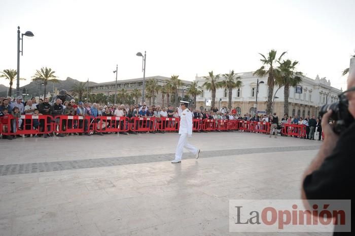 Arriado Solemne de Bandera en el puerto de Cartagena