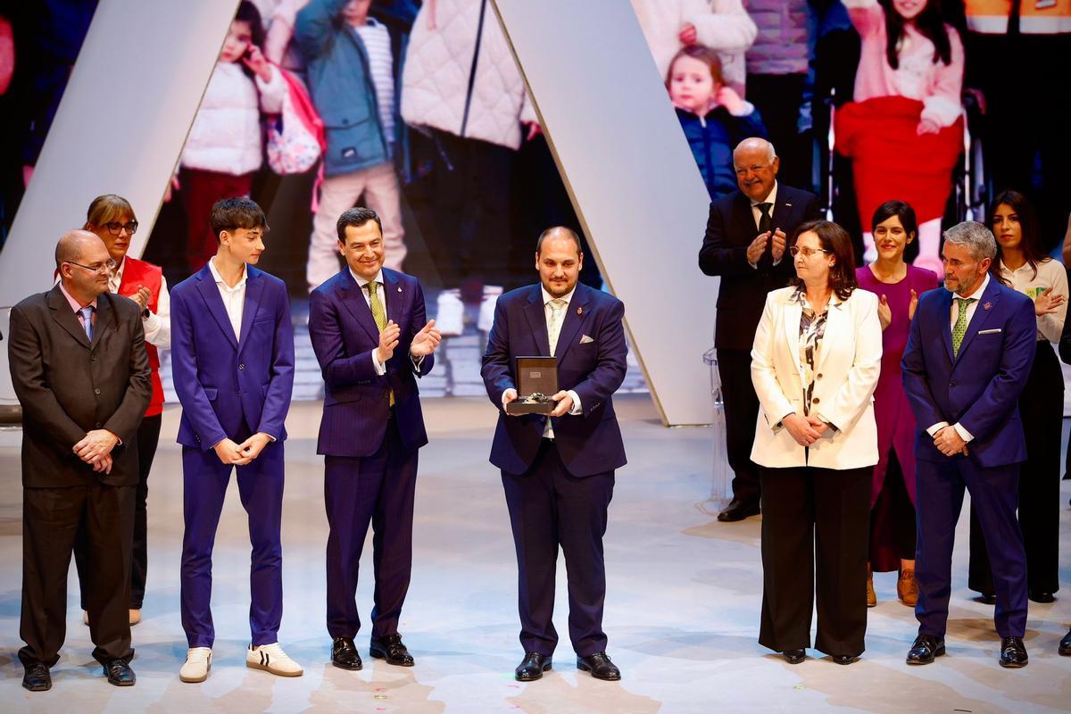 Adamuz recibe la Medalla de Andalucía por su labor durante el accidente ferroviario.