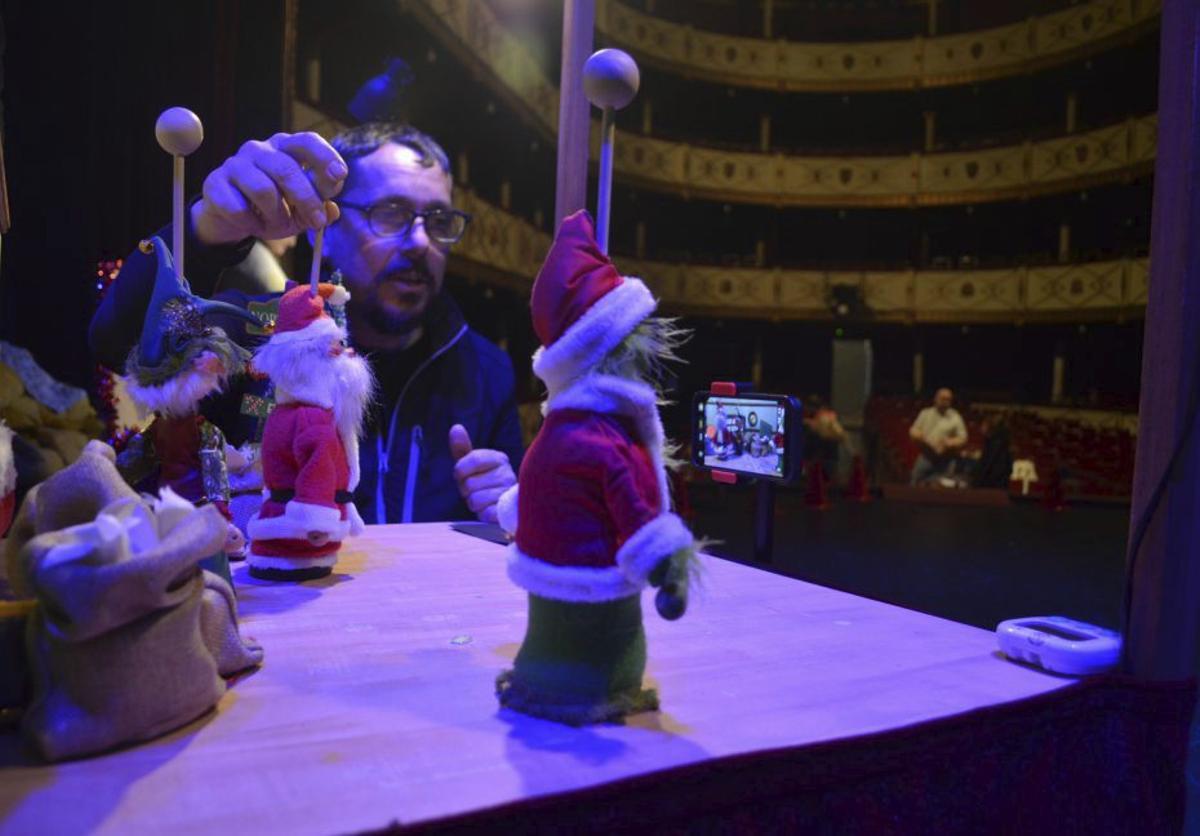 Uno de los monitores explicando el funcionamiento. | E. P.