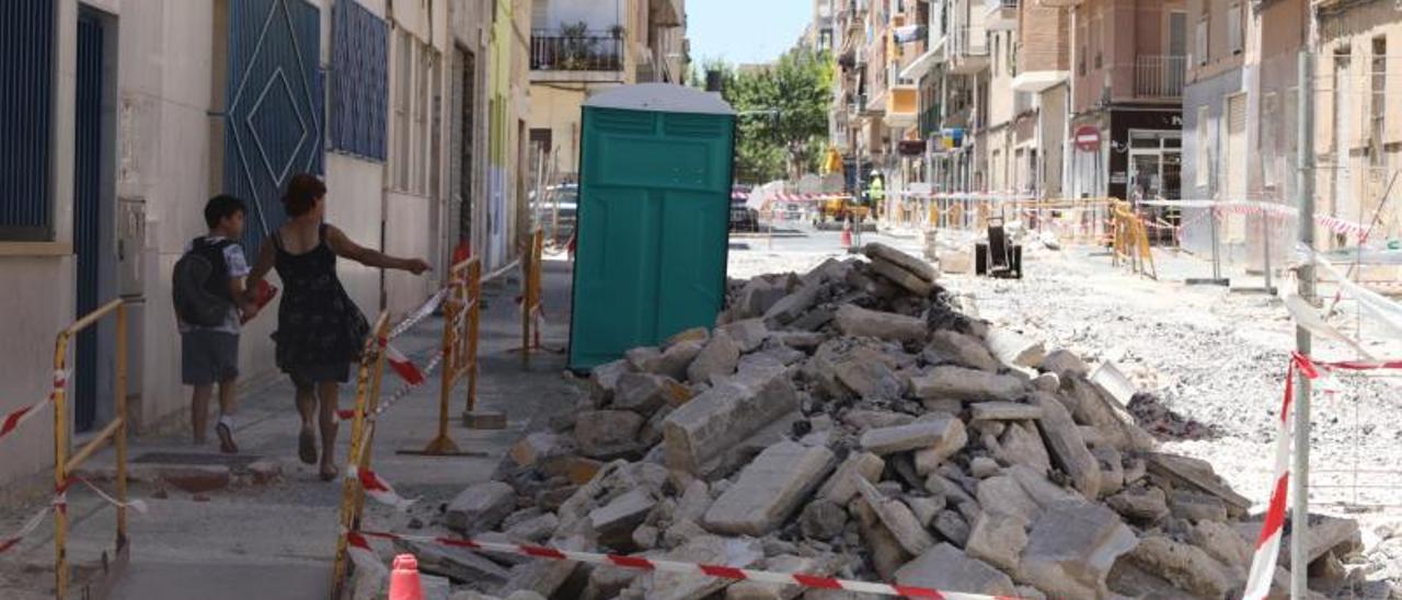 Las obras de renovación de la red de agua potable y de saneamiento que está realizando Aigües d’Elx en la calle Olegario Domarco Seller. | ANTONIO AMORÓS