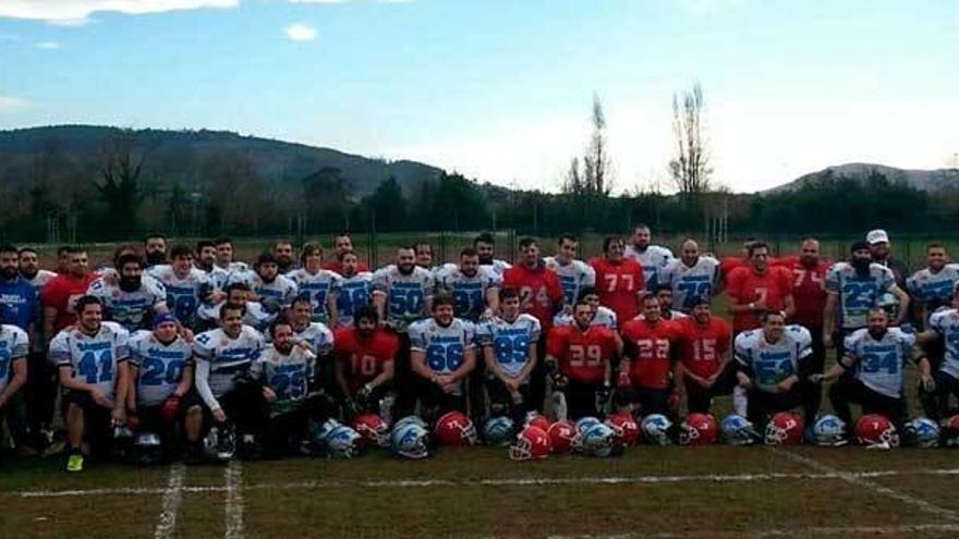 Jugadores de los Madbulls y los Royals posan antes del partido.