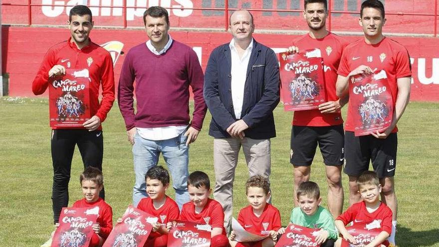 Por la izquierda, Carlos Castro, Juan Luna, Javier Martínez, Sergio e Isma López, con los niños de profútbol de la Escuela de Mareo.