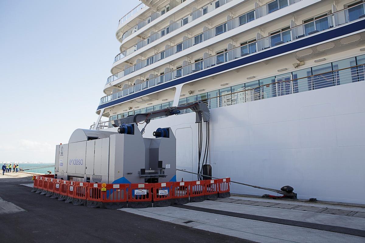 Un crucero atracado en el puerto de Cádiz, conectado a la red eléctrica en un muelle.