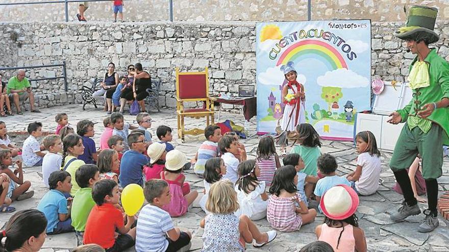 Las obras de teatro de calle dinamizan la Peñíscola antigua