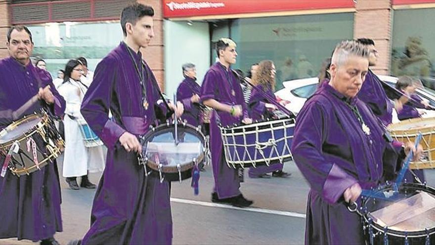 300 BOMBOS Y TAMbORES ROMPEN LA HORA