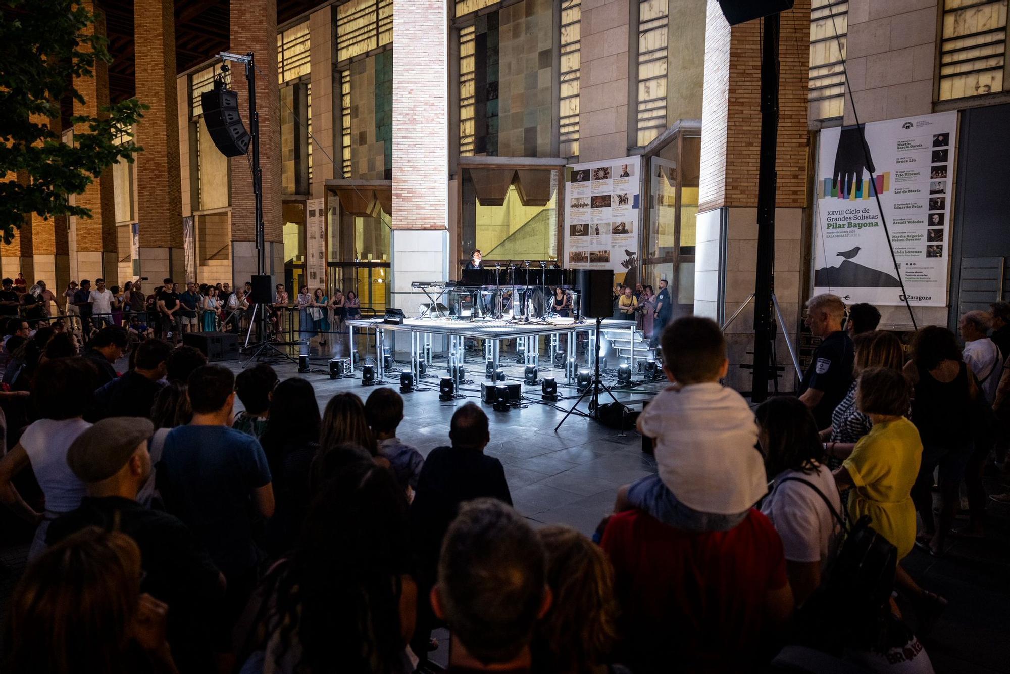 En imágenes | Espectáculo sonoro y visual al aire libre en el Auditorio de Zaragoza del pianista Francesco Tristano