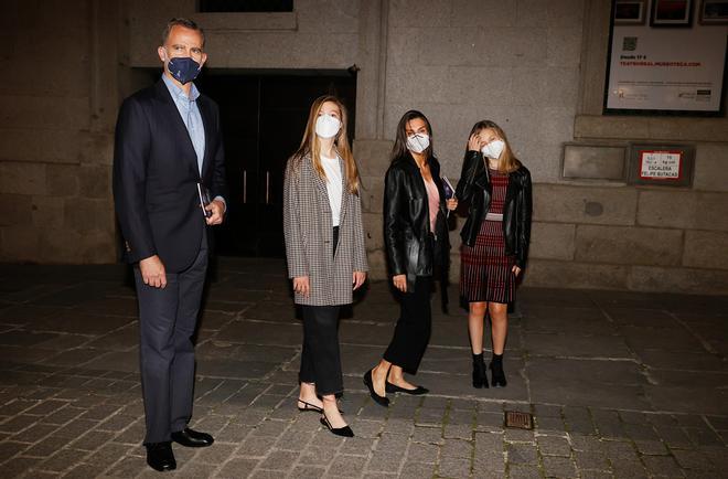 Los reyes, Felipe y Letizia, con sus hijas, Leonor y Sofía, con looks informales a la salida del teatro