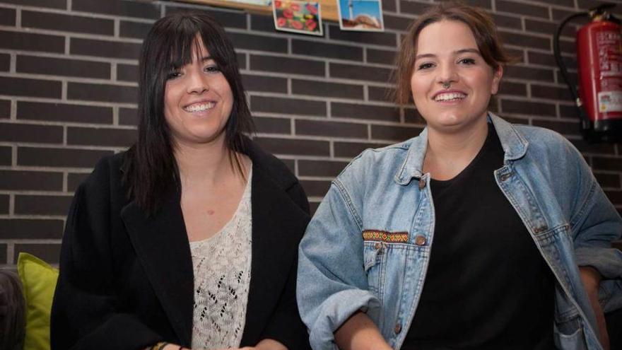 Mireia García (a la izquierda) y Saray Ojeda, en el centro de FP de Imagen de Langreo.