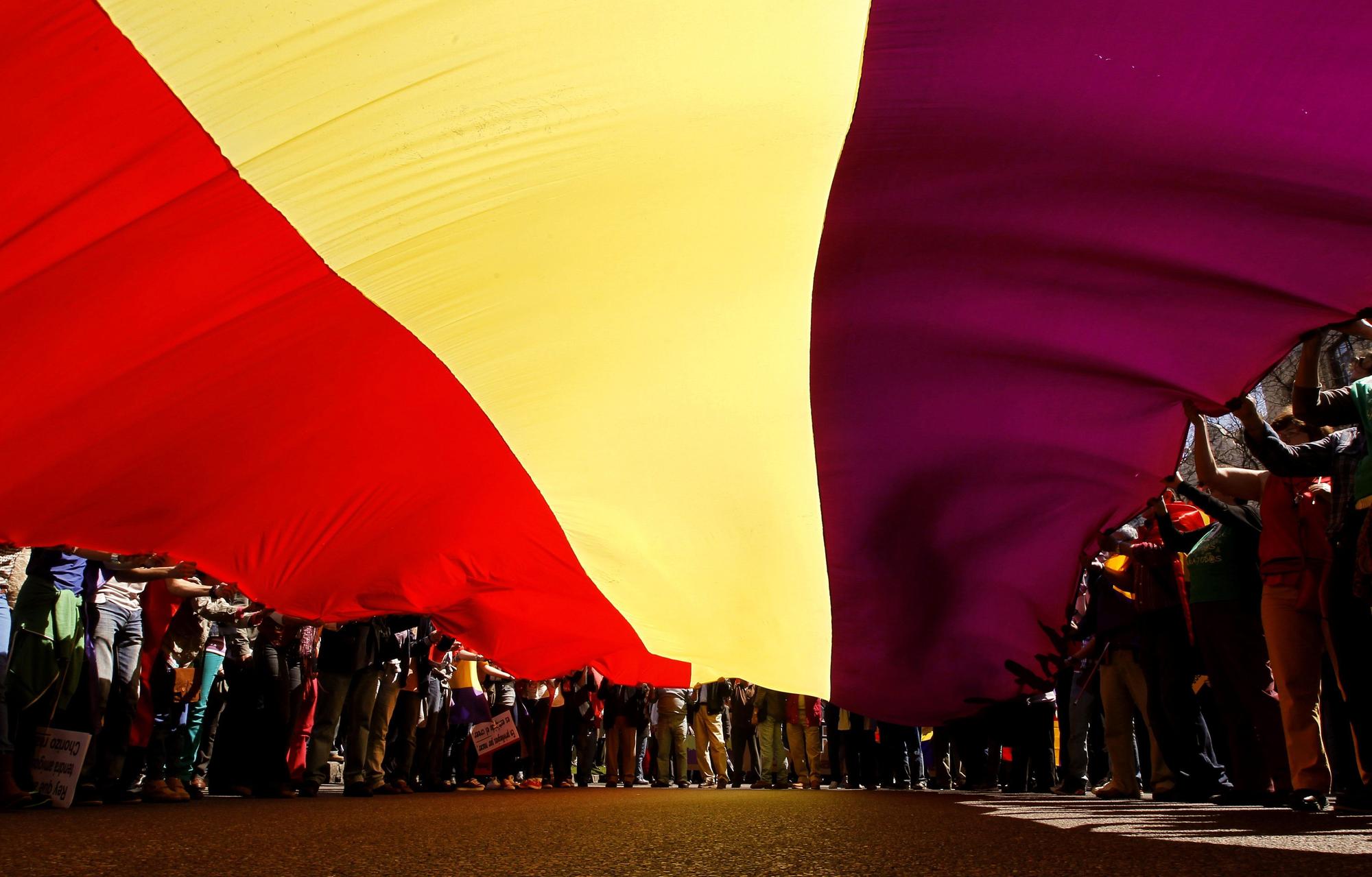 HISTORIA BANDERA REPUBLICANA  Rojo, amarillo y El morado de la bandera  republicana es un error que nadie ha subsanado aún