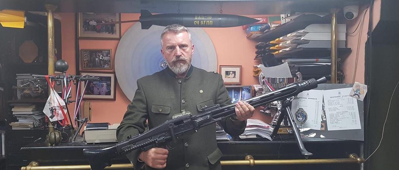 El excónsul honorario de Rusia en Montenegro, Boro Djukic, posa con un arma en una imagen colgada en sus redes sociales.