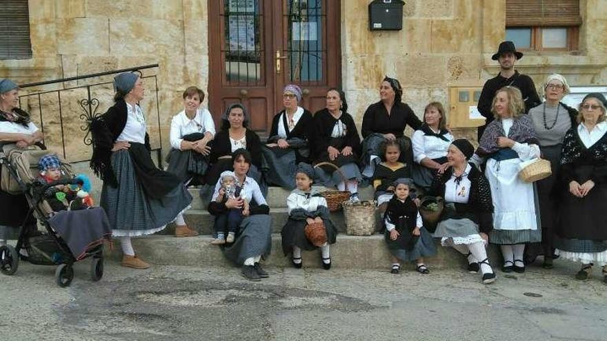 Participantes en el desfile antes del inicio del recorrido.